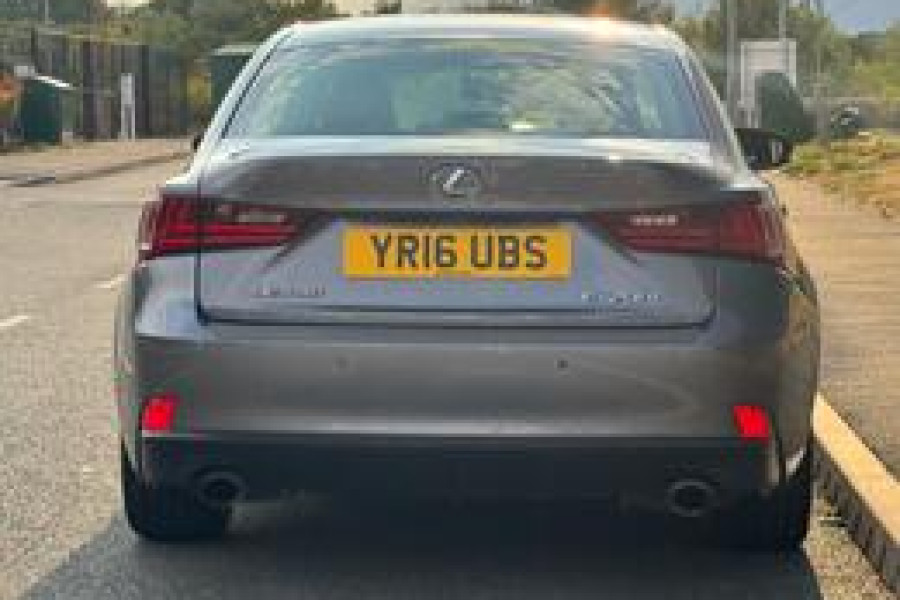 Lexus IS 200  