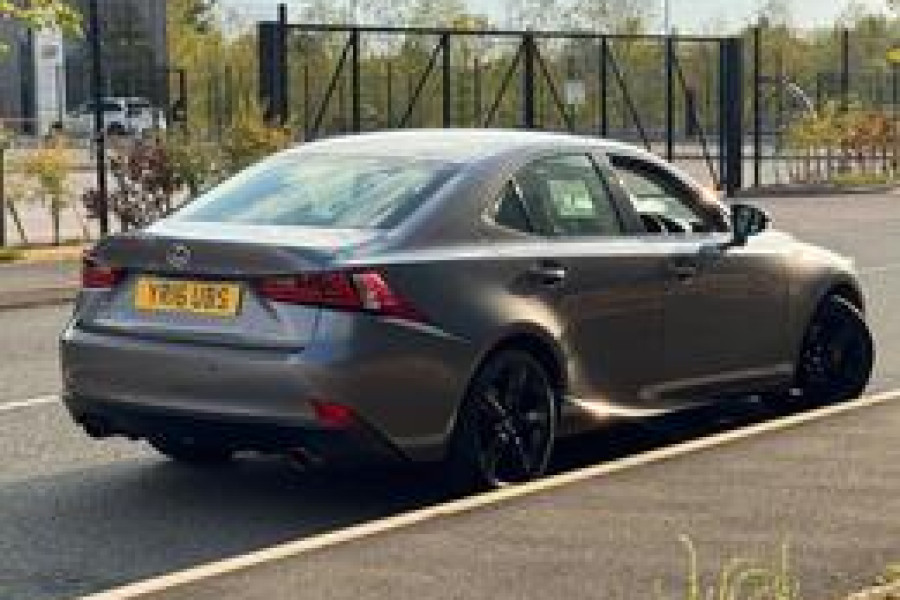Lexus IS 200  