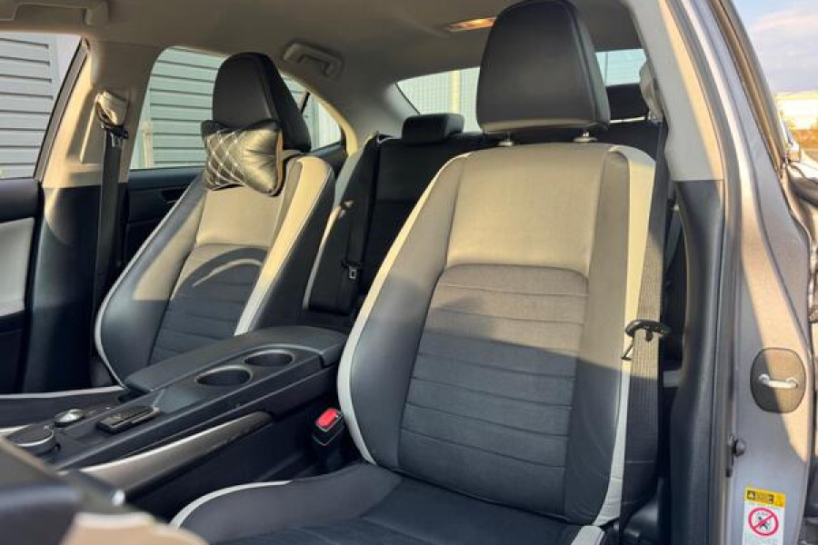 Lexus IS 200  